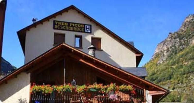 Hotel Tres Picos à Eriste Extérieur photo